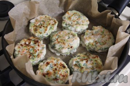 Жарить курино-кабачковые котлетки на среднем огне с двух сторон до золотистого цвета.