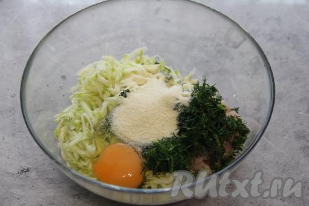 Вбить сырое яйцо и всыпать манку.