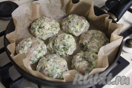 Затем разделить курино-кабачковую массу на 7 частей. Из каждой части руками, слегка смоченными водой, сформировать котлетки. Выложить рубленные куриные котлеты с кабачками в сковороду с разогретым растительным маслом. Я застелила сковороду пергаментом, затем влила масло. Благодаря пергаменту котлетки не подгорают, да и масла потребуется меньше.