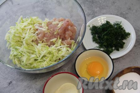 Отжать из натёртого кабачка лишний сок (сок нам не понадобится). В миске соединить нарезанное мясо и натёртый кабачок, отжатый от лишней жидкости.