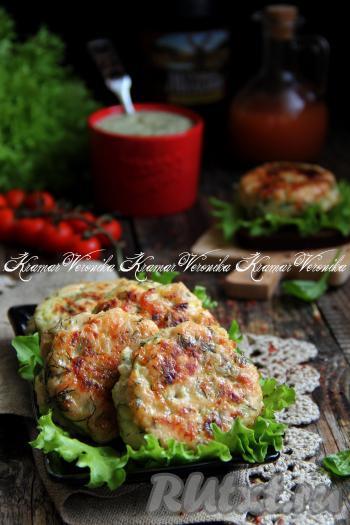 Готовые сочные, вкусные, нежные рубленные куриные котлеты с кабачками переложить со сковороды на тарелку и подать с гарниром или свежими овощами.