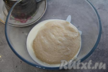 В тёплый кефир влить запенившуюся опару, всыпать соль и сахар.