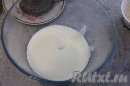 Кефир подогреть до 38-40 градусов (я подогрела в микроволновке), перелить в объёмную миску.