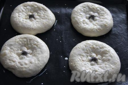 Присыпать сверху кунжутом и маком.