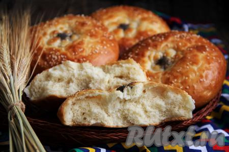 А вот как выглядит в разломе узбекская лепёшка, приготовленная из дрожжевого теста на кефире в духовке.