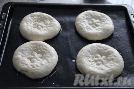 Смазать лепёшки кефиром.