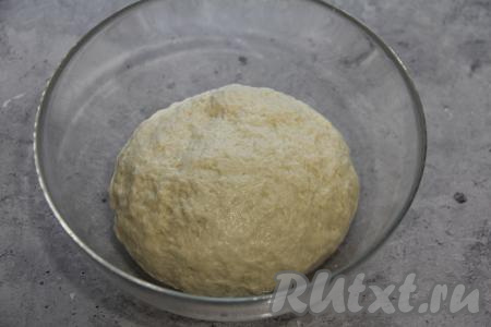 Вымесить тесто руками в течение 7 минут, подсыпая понемногу муку. Добавляя частями муку, учитывайте, что тесто должно стать мягким, не липнущим к ладоням. Ориентируйтесь не на количество муки, а на консистенцию замешиваемого теста для лепёшек. Оставить колобок теста в миске, затянув миску пищевой плёнкой (или накрыв тканевым полотенцем), в тепле на 1 час.