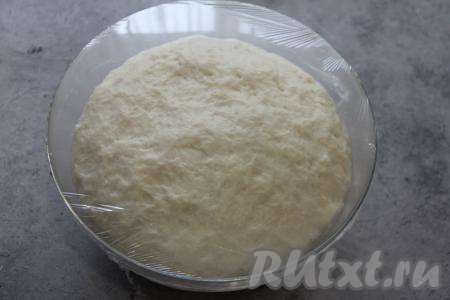 Тесто хорошо поднимется. Обмять его, снова затянуть миску плёнкой (или прикрыть полотенцем) и оставить ещё на 40 минут. Затем третий раз обмять тесто.