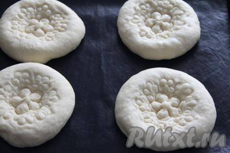 Лепёшки должны получиться с пышным бортиком и вдавленной серединкой.