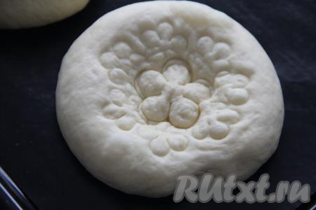 Для нанесения рисунка можно пользоваться специальными печатями,&nbsp;формочками для теста или дном стакана. Я использовала формочки для теста.