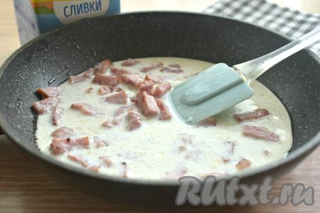 К обжаренной ветчине вливаем сливки.