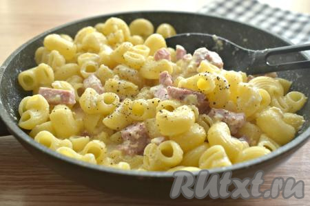 Перемешиваем, по вкусу перчим, прогреваем на сковороде в течение минуты.