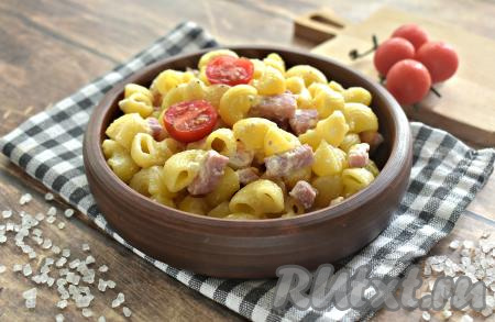 Сытные, аппетитные, вкусные макароны с ветчиной и сыром в сливочном соусе сразу подаём к столу.