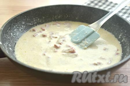 Перемешиваем сыр с ветчиной и сливками, доводим до кипения, помешивая, на среднем огне. Сыр за это время расплавится (мне на это потребовалось 3 минуты), получится сливочный соус.