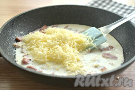 Сразу добавляем сыр, натёртый на мелкой тёрке.