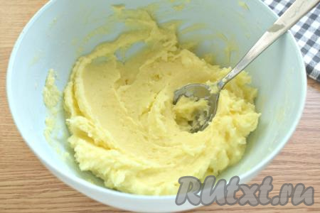 Перемешиваем картофельно-сырную массу столовой ложкой до однородности.