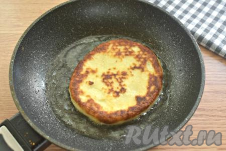 Жарим картофельную лепёшку с сыром на среднем огне до румяной корочки с двух сторон (ориентировочно по 3 минуты с каждой стороны), затем перекладываем на тарелку. Одну за другой жарим все 8 лепёшек, а затем можно сразу подавать их к столу.