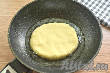 ​​​Из каждого кусочка теста формируем лепёшку и выкладываем её на сковороду в хорошо разогревшееся растительное масло.