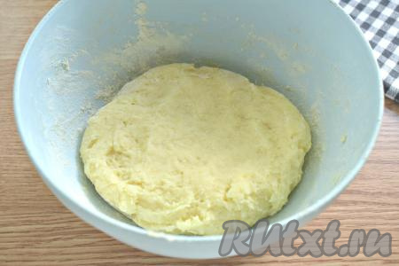 Добавляя муку, ориентируйтесь на консистенцию теста, оно должно получиться довольно густым, в меру плотным, как на фото. Тесто делим на 8 кусочков.