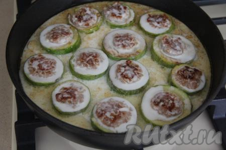 Получившийся сметанный соус влить в сковороду с обжаренными фаршированными кабачками. 