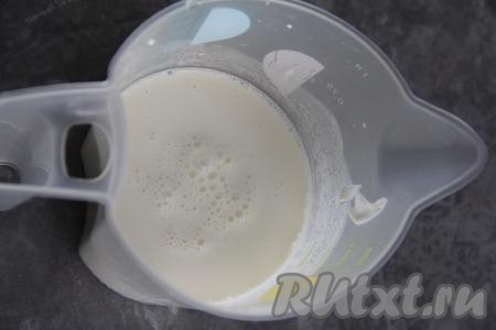 Для приготовления сметанного соуса в небольшой ёмкости соединить воду, сметану, соль и муку, перемешать венчиком до однородности.