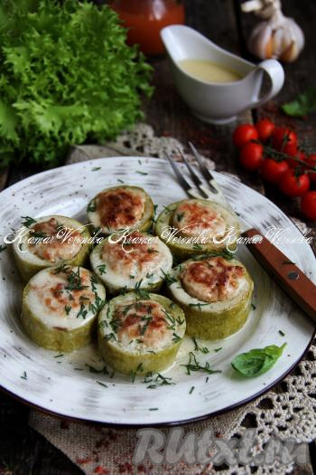 Готовые фаршированные кабачки переложить на тарелку, полить сметанным соусом, в котором они тушились, и подать вкусное, нежное, сытное блюдо к столу.