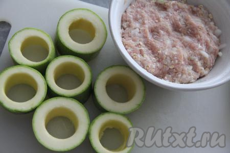 Хорошо вымесить фарш и дать ему постоять минут 7-10. Пока фарш "отдыхает", займёмся кабачками, их нужно нарезать на шайбы толщиной примерно 2-2,5 сантиметра. Удалить серединку, чтобы получились колечки. Серединку можно удалить с помощью острого ножа, а я решила вырезать серединку с помощью металлических колец разного диаметра.