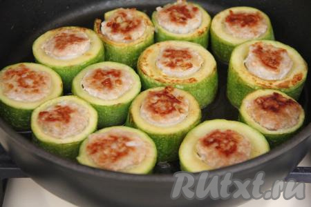 Обжарить фаршированные кабачки на среднем огне до подрумянивания с двух сторон.