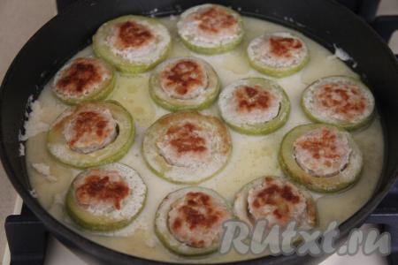 Накрыть сковороду крышкой и с момента закипания сметанного соуса готовить кабачки с фаршем минут 15, по желанию, кабачки можно периодически поливать сверху соусом, в котором они тушатся.&nbsp;
