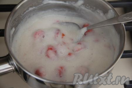 Перемешать кашу с ягодами и снять с огня. Дать настояться 5 минут.