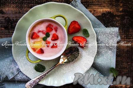 Разложить в меру густую, аппетитную манную кашу с клубникой по тарелкам. По желанию, добавить в тарелку сливочное масло. Подать вкусную, ароматную кашу с ягодами к столу.