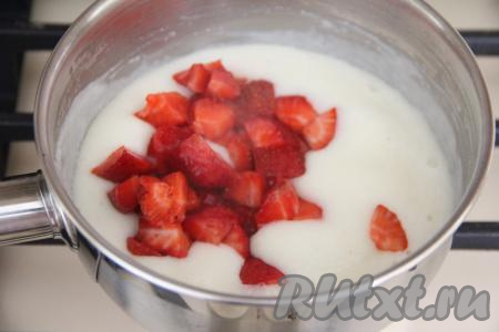 После закипания варить манную кашу на небольшом огне 2 минуты, затем добавить нарезанную клубнику.