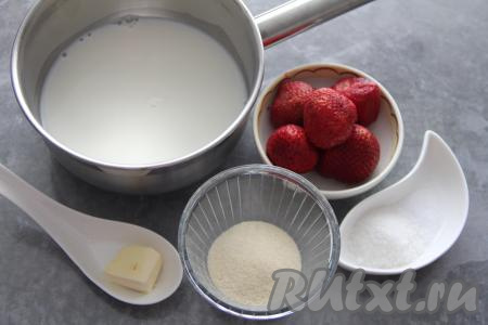 Подготовить продукты. Клубнику вымыть, удаляя чашелистики.