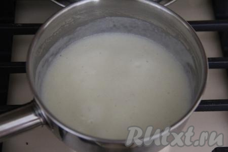 В сотейник влить молоко, сразу добавить соль и сахар, всыпать манку, перемешать венчиком (или столовой ложкой) и поставить на огонь немного выше среднего. При постоянном помешивании довести манную кашу до кипения.&nbsp;