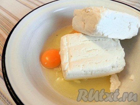 Творог для сырников можно взять любой жирности. В миску выложить творог, добавить яйцо, сахар и соль, растереть вилкой до получения однородной массы.