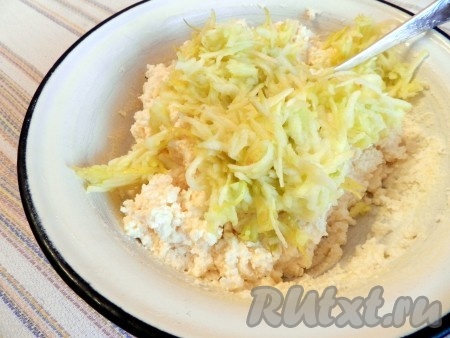 Яблоко очистить от кожуры, натереть на крупной тёрке, удаляя семенную коробочку с косточками. Добавить натёртое яблоко к творожной массе, перемешать.