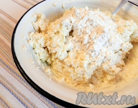 Начать по 1 столовой ложке всыпать муку, каждый раз полностью вмешивая её в творожно-яблочное тесто. Итоговое тесто для сырников должно быть липким, комковатым и при этом держать форму, если сжать его в ладони. В зависимости от влажности творога, размера яйца, сочности и размера яблока, муки может понадобиться больше или меньше, главное - ориентируйтесь на консистенцию замешиваемого творожно-яблочного теста.