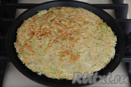 Жарить овсяноблин с кабачком на среднем огне до золотистого цвета с двух сторон.