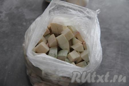 Завязать пакет и хорошо встряхнуть несколько раз, чтобы все кабачки равномерно покрылись смесью муки и специй.