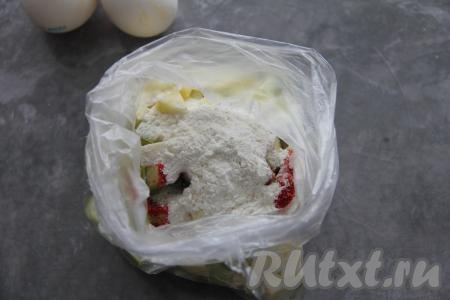 В пакет с кабачками добавить муку, соль и специи.&nbsp;