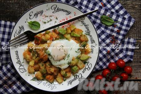 Вкусную, аппетитную, сытную яичницу, приготовленную с кабачками, переложить со сковороды на тарелки и в горячем виде подать к столу, присыпав, по желанию, рубленной зеленью.