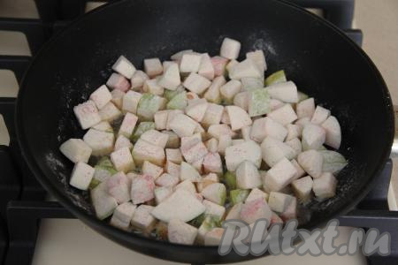 В сковороду влить растительное масло, хорошего его разогреть и выложить кабачки, покрытые мукой и специями.