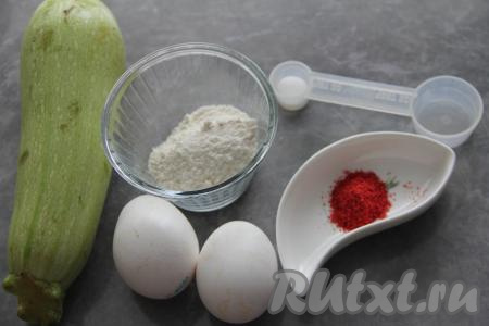 Подготовить продукты для приготовления яичницы с кабачками на сковороде. Кабачок вымыть. Жёсткую кожуру  у кабачка и крупные семечки нужно удалить. Я взяла молодой кабачок с нежной кожурой и мелкими семечками, поэтому я их не удаляла. В качестве специй использовала копчёную паприку.