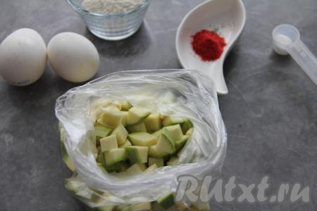 250 грамм подготовленного кабачка нарезать на кубики размером 1 на 1 сантиметр, выложить в обычный целлофановый пакет.