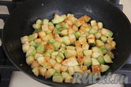 Обжарить кабачки, периодически перемешивая, до золотистого цвета со всех сторон (в течение 5-7 минут) на среднем огне.