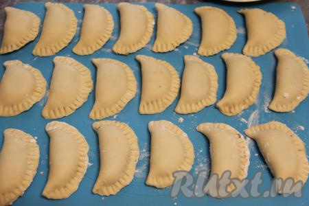 Придать каждому кружочку с начинкой форму вареника и хорошо закрыть начинку в тесто, скрепляя края каждого курзе при помощи вилки.