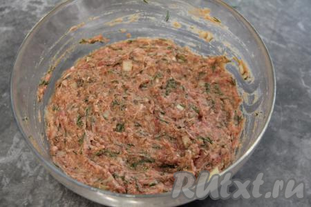 Хорошо вымесить фарш, он получится слегка жидковатым. Начинка для курзе готова.