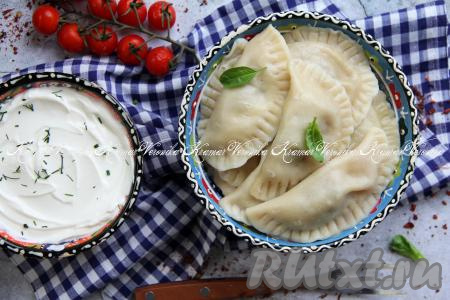 Достать шумовкой готовые курзе и переложить на тарелку. Вкусные, аппетитные курзе подать к столу горячими со сметаной.