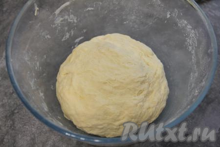 Замесить мягкое и упругое тесто, не липнущее к рукам. Если тесто после замеса будет забитым (слишком тугим), тогда добавьте ещё немного воды, а если будет липнуть к рукам - тогда всыпьте чуть-чуть муки.