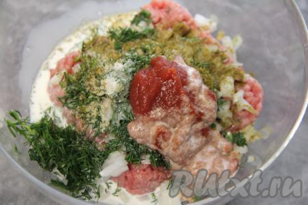 Добавить томатную пасту и сливки (или молоко).